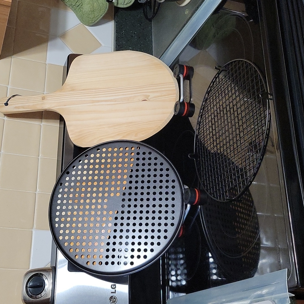 Three Pcs.Pizza Pan, Board & Rack. - Picture 4 of 11